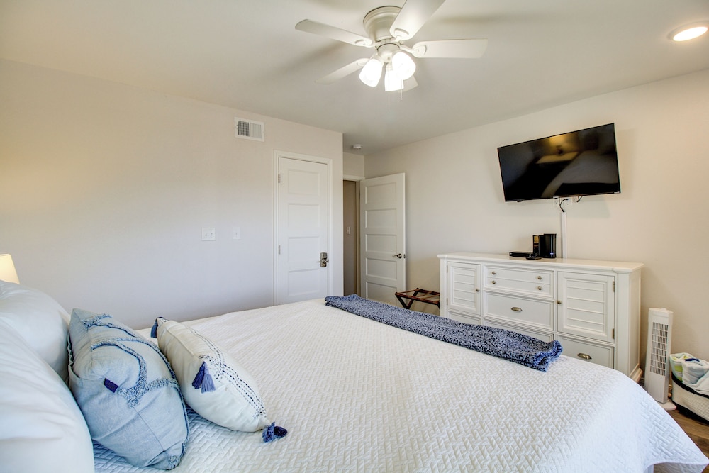 Steps to Sand: Breezy Port Aransas Condo!