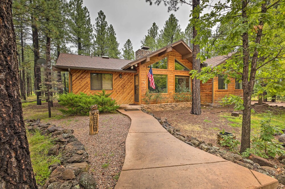 Wooded Yard, Gas Grill: Lush Pinetop Retreat view 2