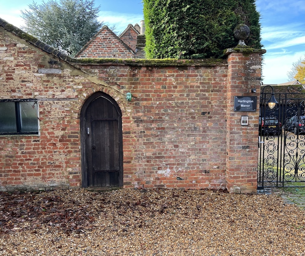 Harlington Manor