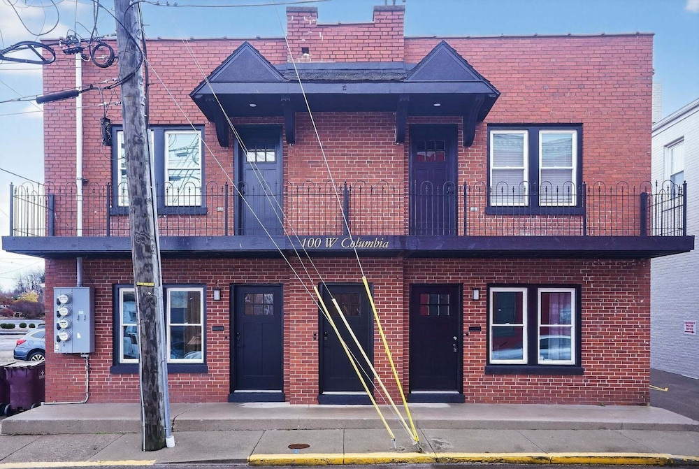 Stylish Retro Stay, Columbia House Unit D 1 Bedroom Apts