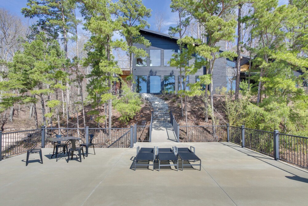 Private Dock & River Views: Modern Gem in Waterloo