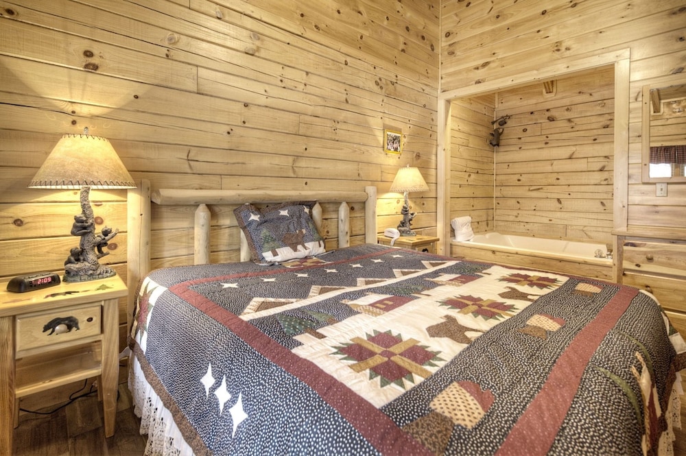 Er308- The Cozy Bear- Great Location- Close To Town 2 Bedroom Cabin by RedAwning view 5