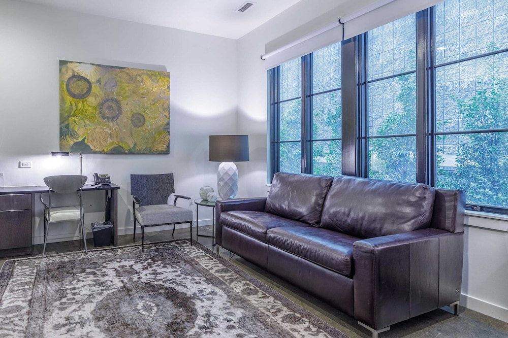 121 Hotel Floor 1 & 2 by Avantstay Sleeps 34, 10 Units in Nashville