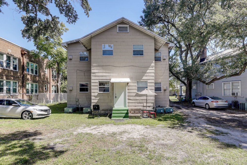 Walk to Food & Art: Condo in Historic Riverside