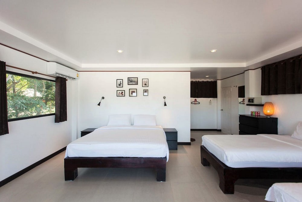 The Reef Hotel & Studios