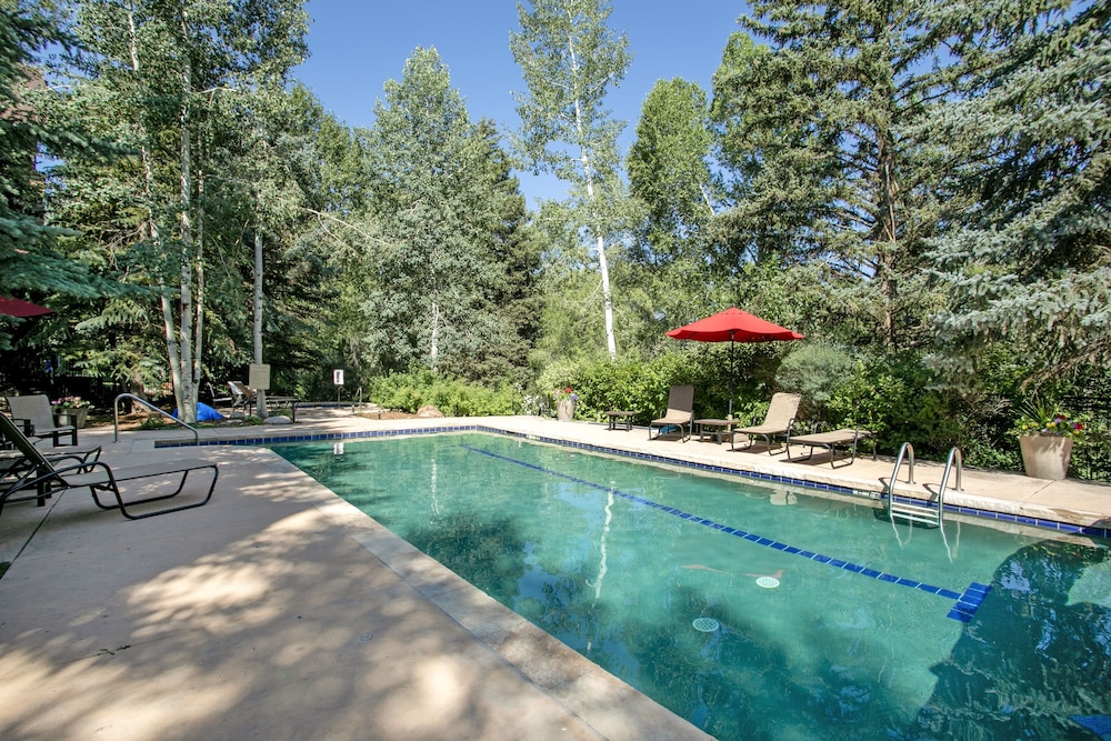 104 Lodge At Brookside 2 Bedroom Condo by RedAwning - Property Image 11