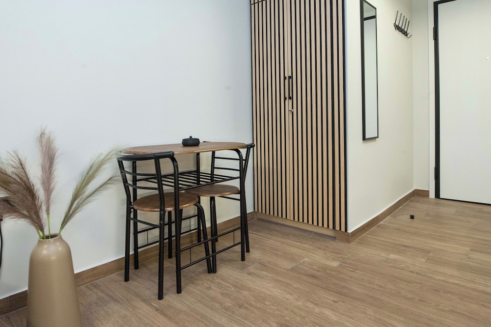 Fresh Modern 1 Bd Apt in Vibrant Patisia