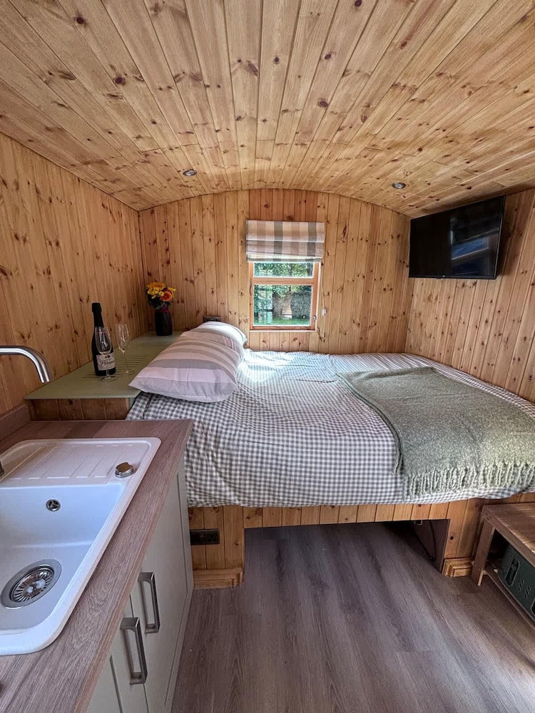 Shepherds Hut With Hot Tub