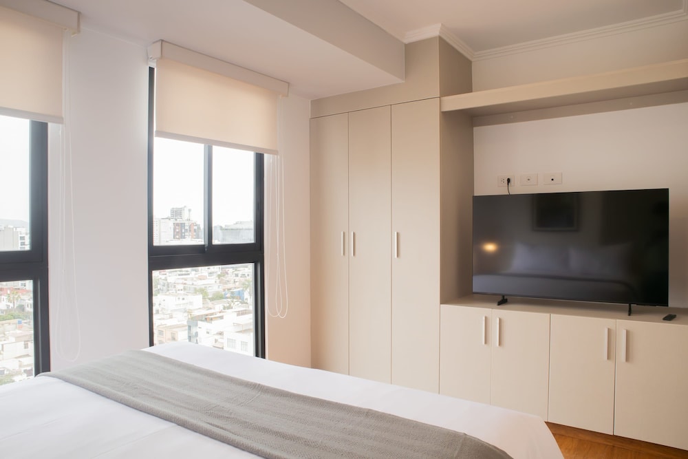 w Inviting 2BR w Balcony in Miraflores