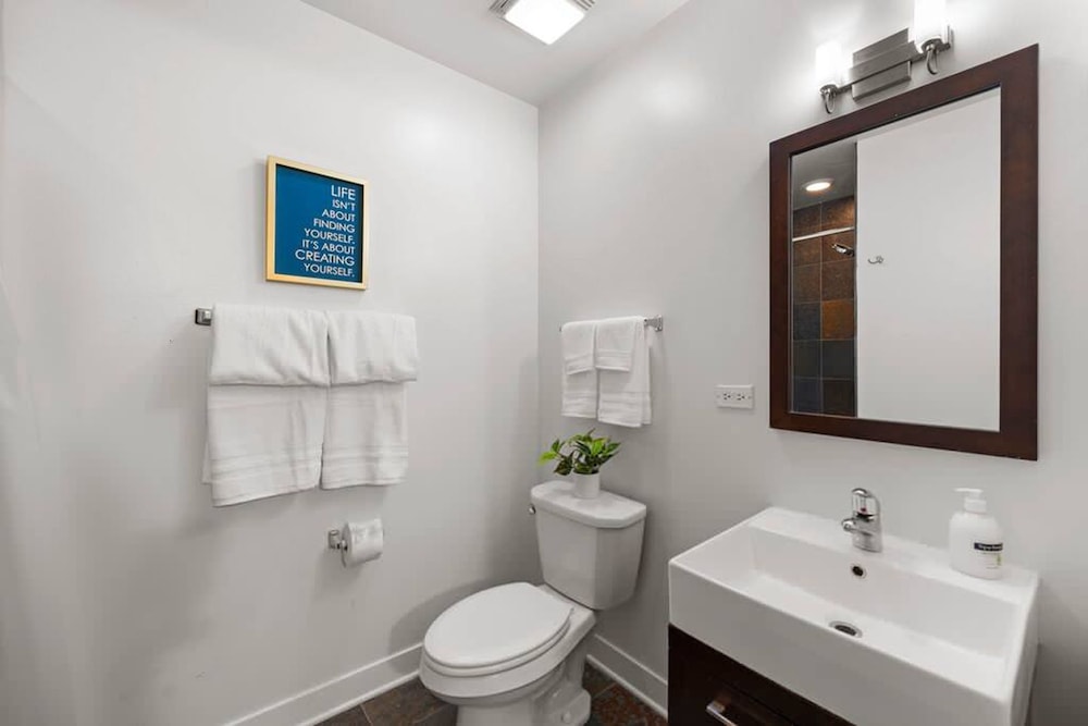 Sleek 2 Bed 2 Bath Condo in Trendy Fulton Market