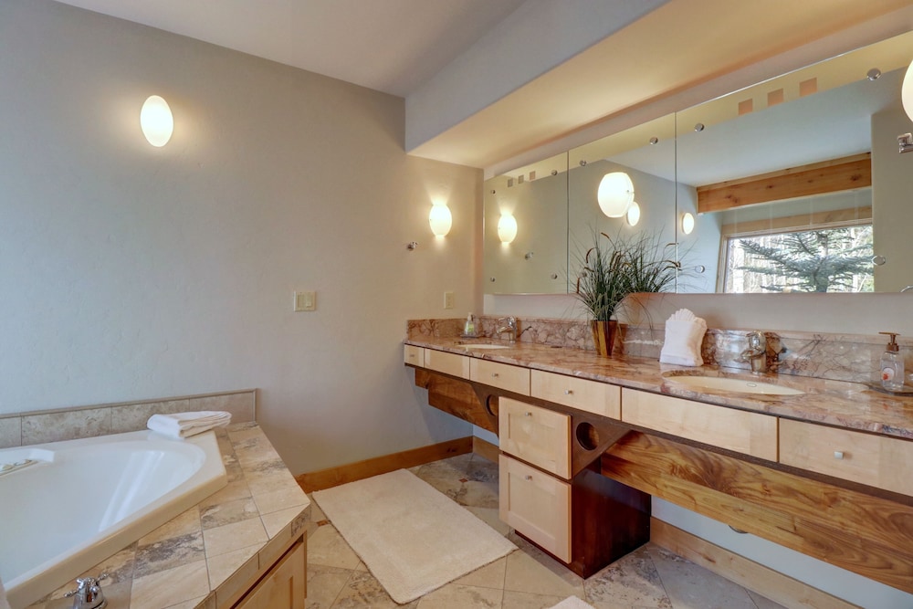 11 Stormwatch Circle 4br 3.5ba 4 Bedroom Home