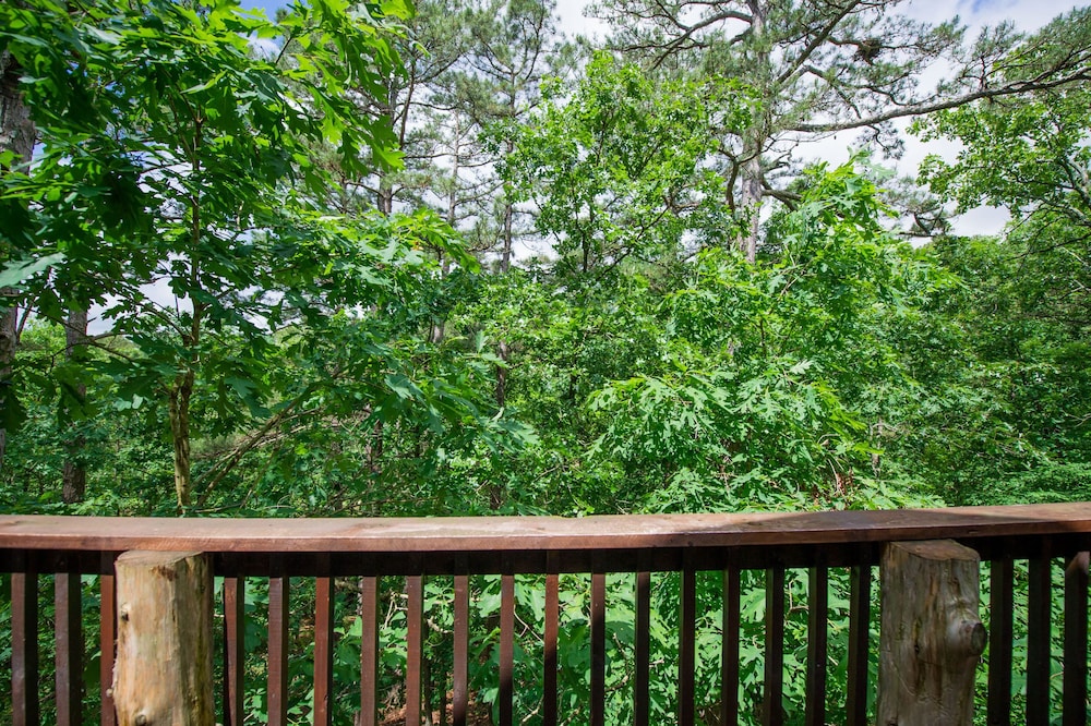 Eureka Springs Treehouses, Hobbit Caves & Castles