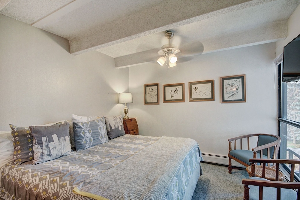 Spacious East Village Condo - Easy Walk to Super Bee - WH204 by RedAwning view 3