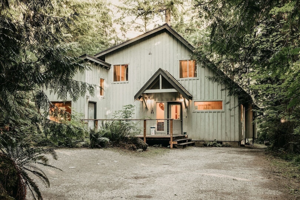 19mbr - Hot Tub - Sauna - Bbq - Pets Ok - Wifi - Sleeps 10 5 Bedroom Home by RedAwning