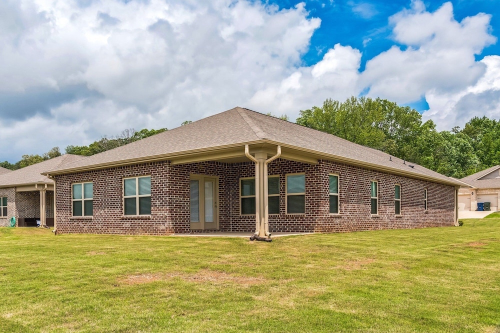 Charming 4br Ranch-style Home Corner Lot 4 Bedroom Home