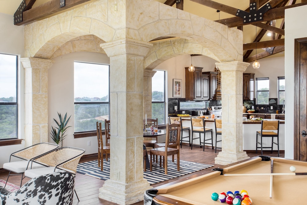 Hudson by Avantstay Magnificent Home w/ Beautiful Views, Multiple Living Areas, Pool & Games!
