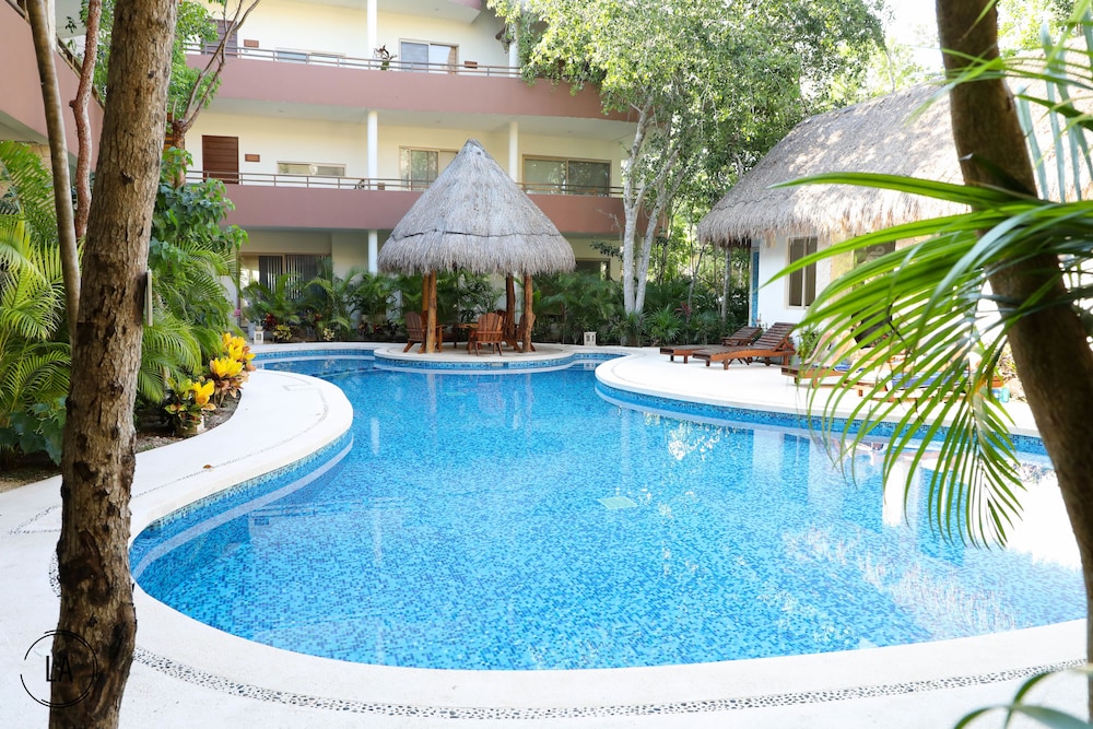 Anam 1 bedroom apartment with balcony sleeps 3