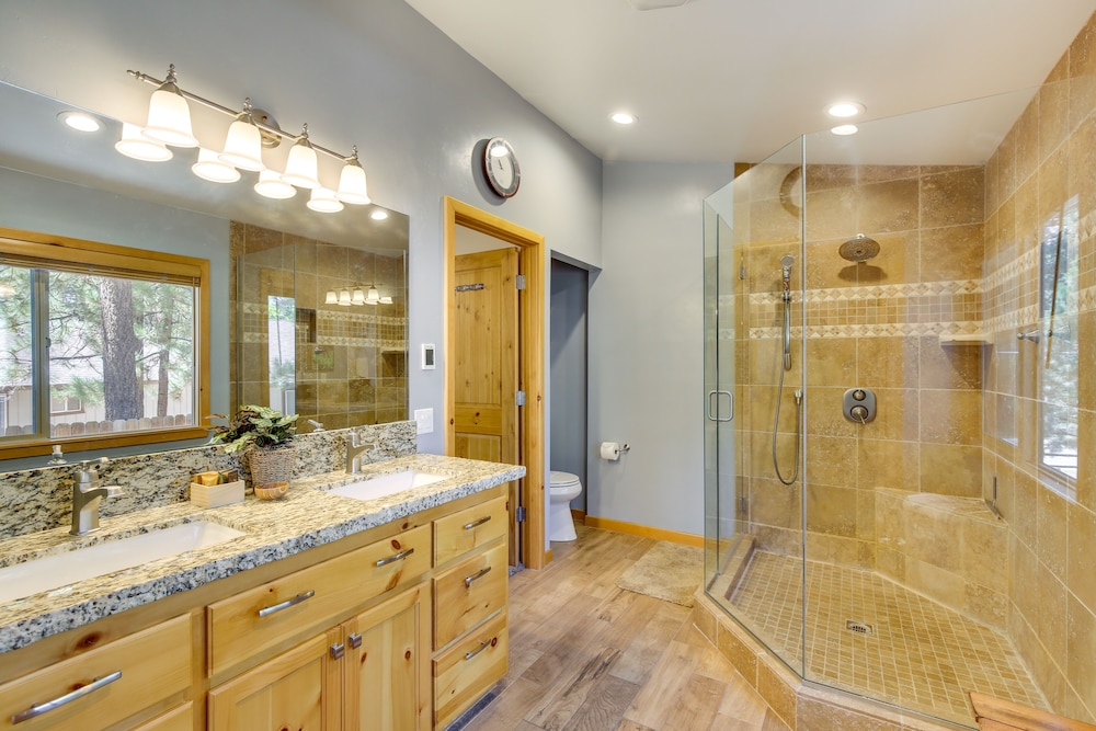 Central Big Bear Lake Retreat w/ Private Hot Tub!