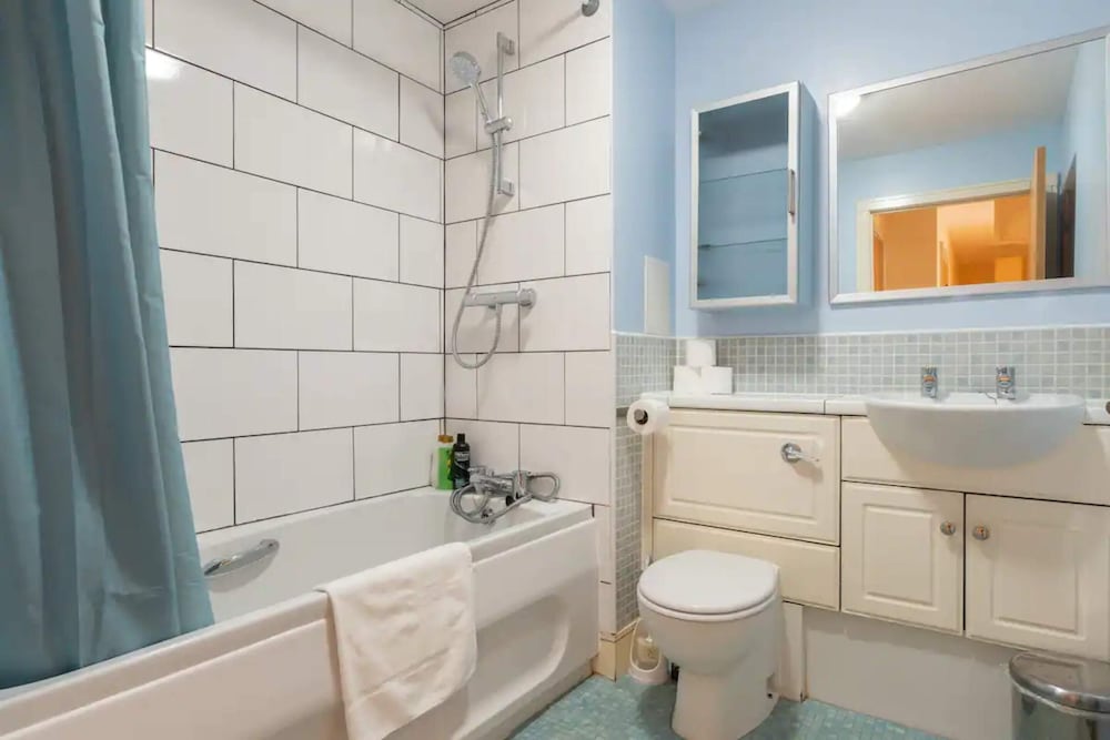 Homely 2 Bedroom Flat Close to Central Edinburgh view 4