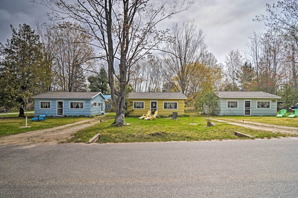 Hotel Pet-friendly Charlevoix Cabin: Walk to Lakefront! - Image 1