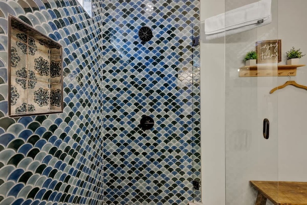 Pop 1: Hot-tub + Close to Main St