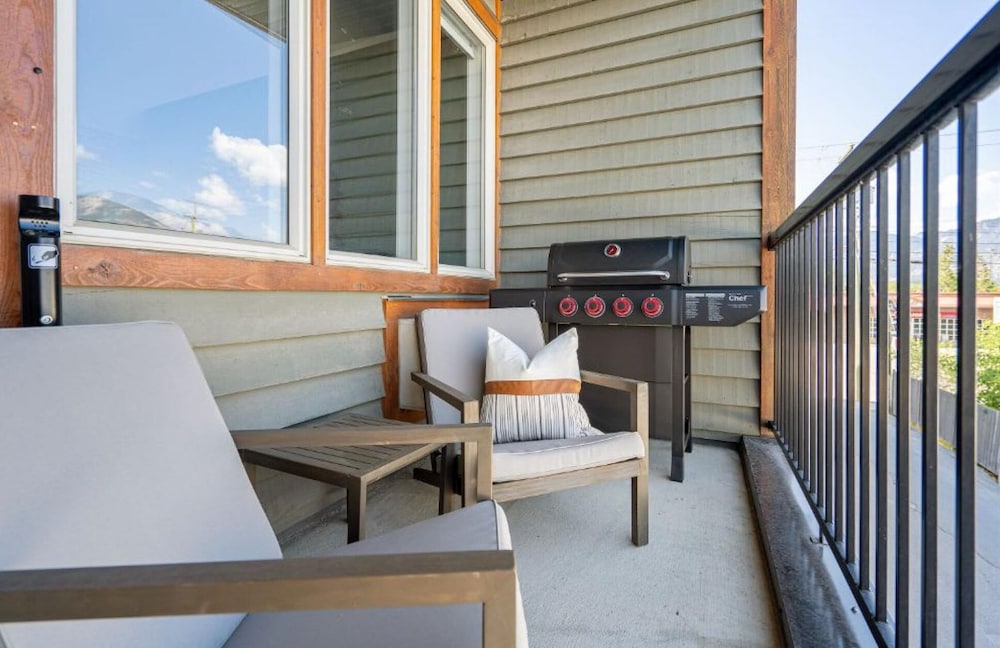 The Grizzly House No Service Fees Patio BBQ