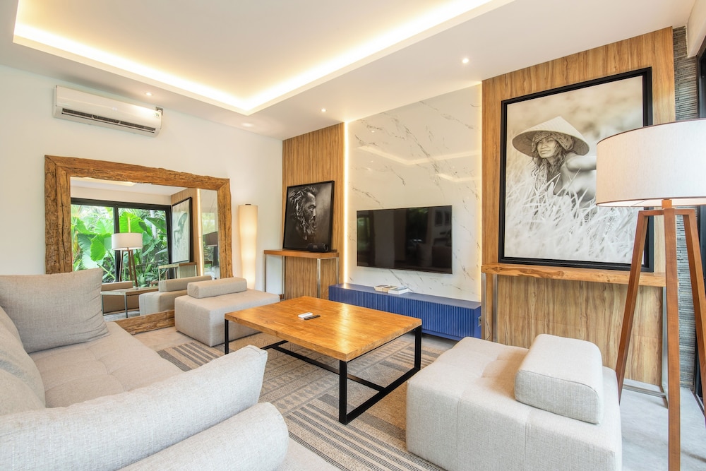 Elegant 3BR Retreat Stylish Modern Villa Seminyak