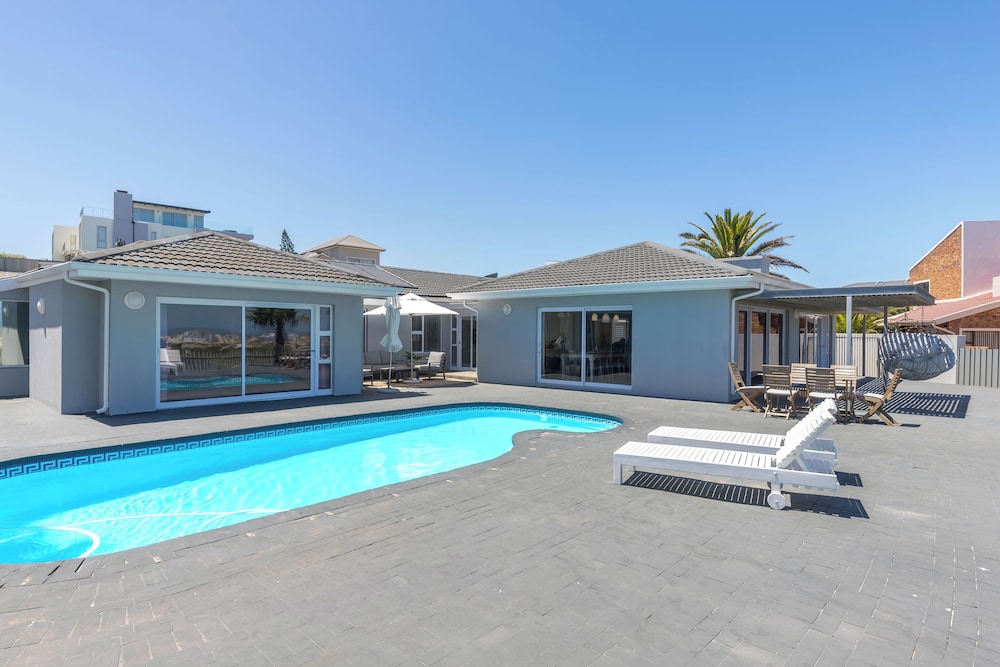 Beachfront, Private Pool, Pizza Oven, Pool Table, Fast Internet, Family Friendly