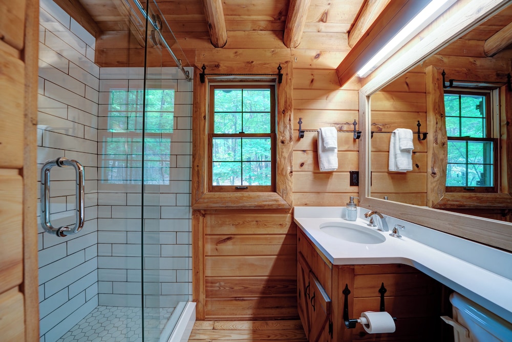 The Guest House Historic Cabin in Big Canoe