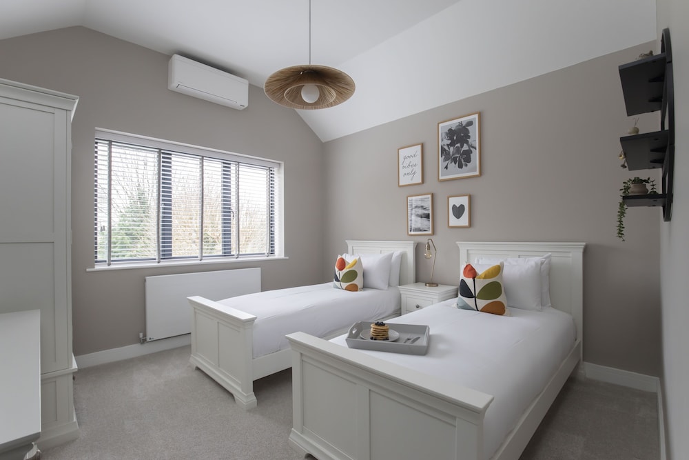 Elliot Oliver- Superior 6 Bedroom House With Hot Tub And Log Burner
