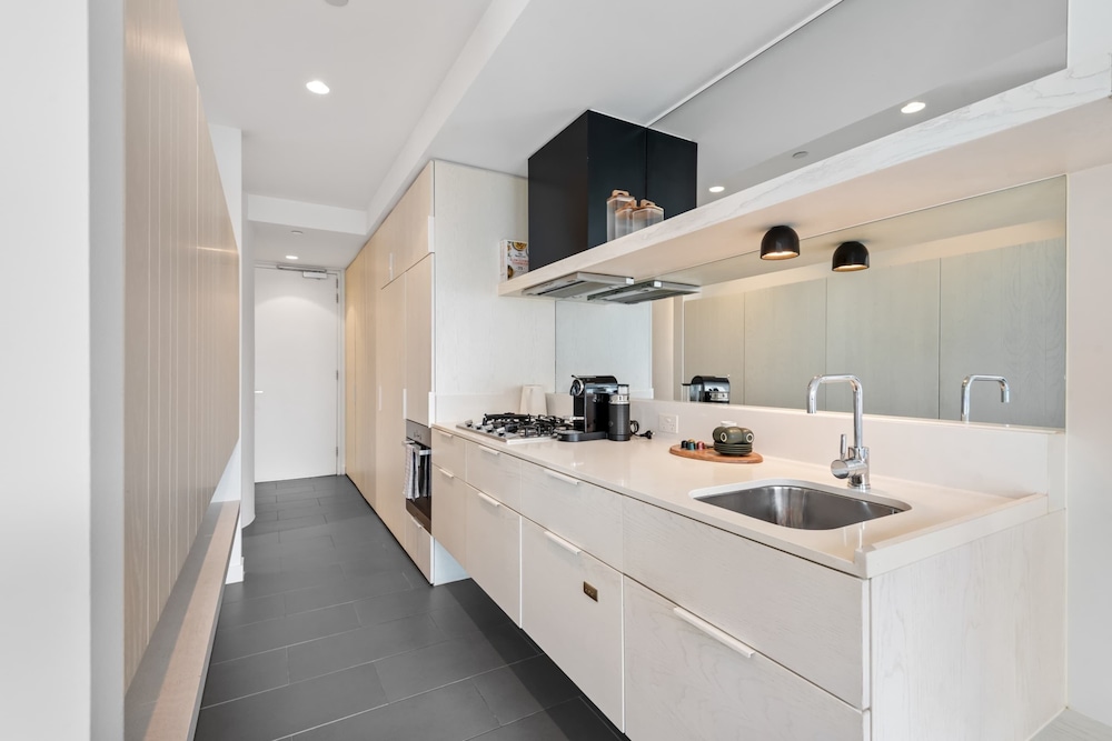 Chic City Escape With Pool, Gym & Parking