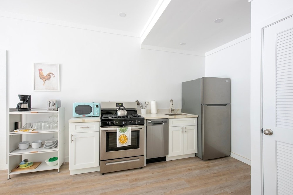 Laughing Bird Studio #7 - Brand New Stylish Apartment, Pool, Bea 1 Bedroom Condo, photo 31