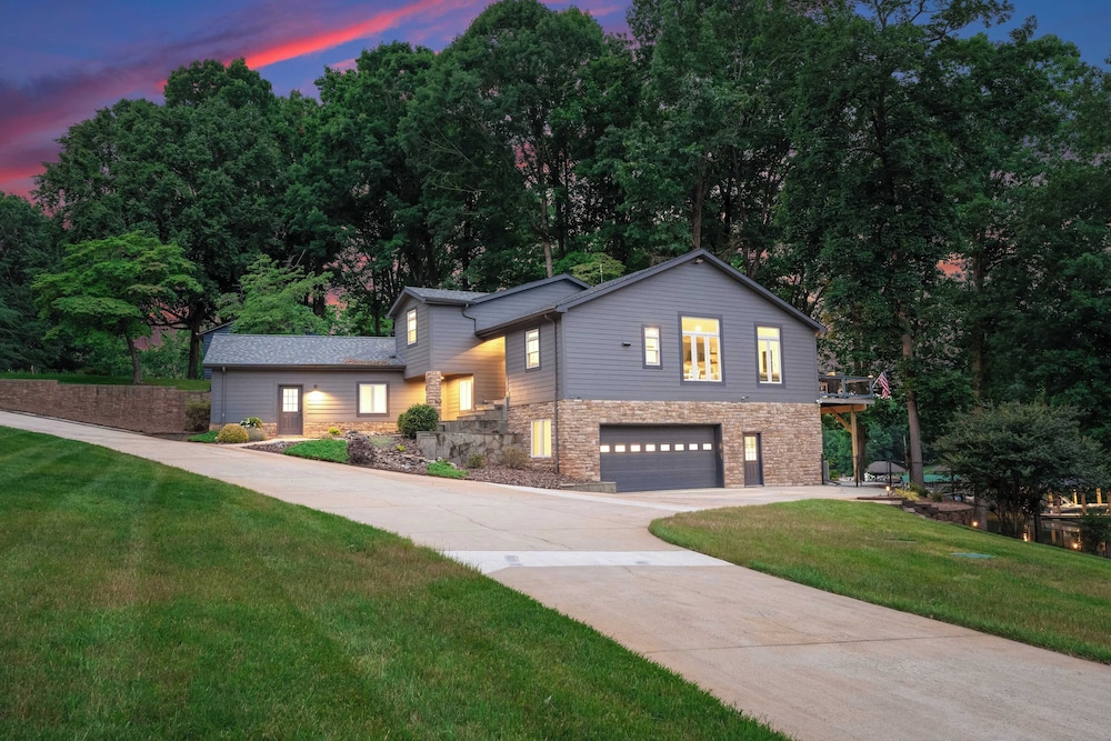 Cove's End by Avantstay Dock, Game Room, Fire Pit & Forest Views