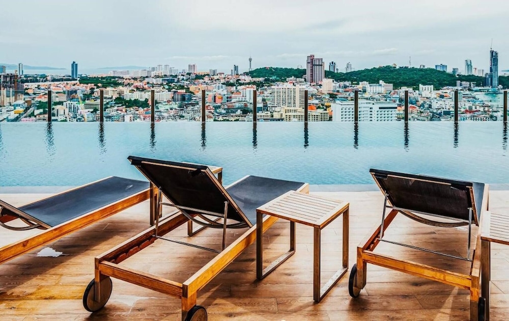 Great Location With Infinity Pool -central Pattaya