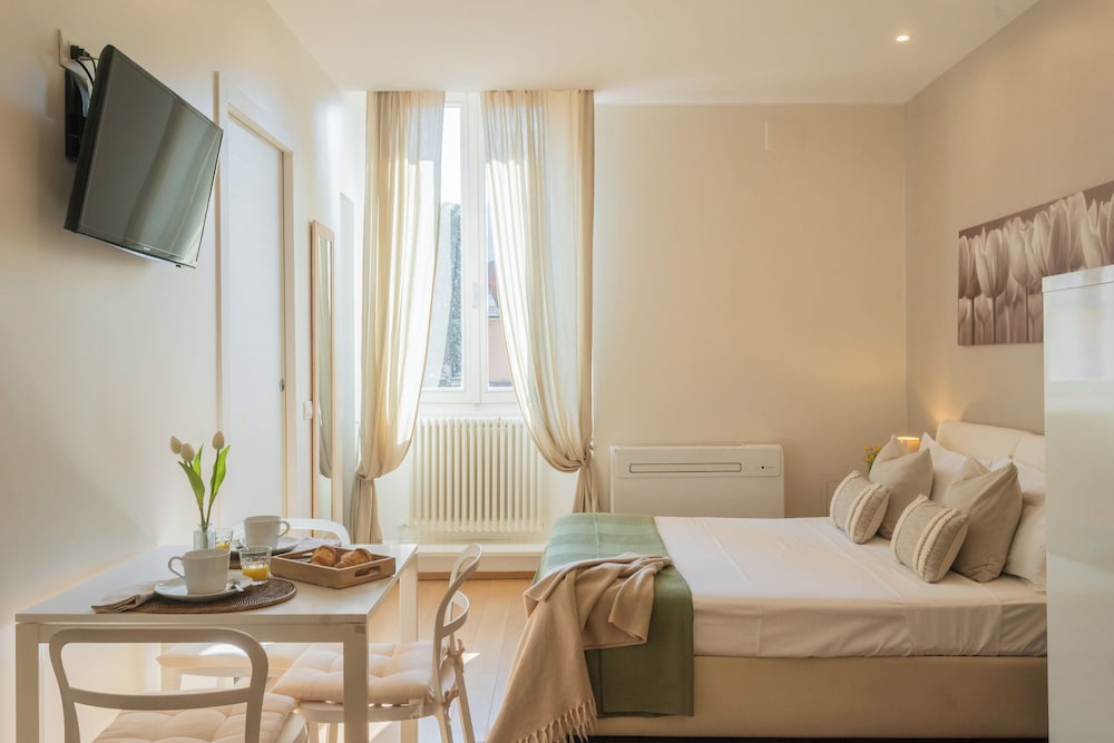MT Studio by Rent All Como by Rent all Como
