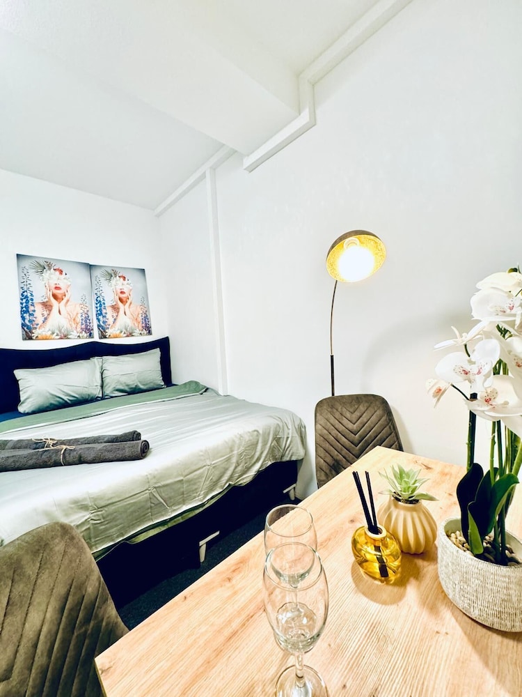 Spacious 7BR Apartment Prime Location
