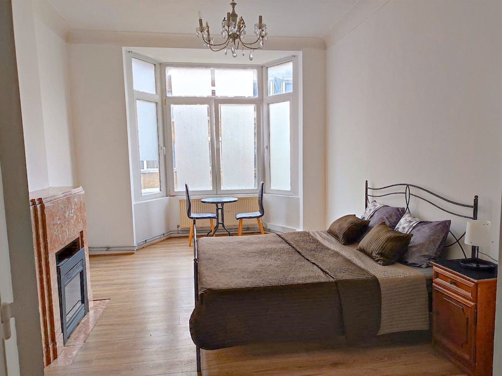 Room in B&B - Spacious Room With Beautiful View of the Koekelberg Basilica