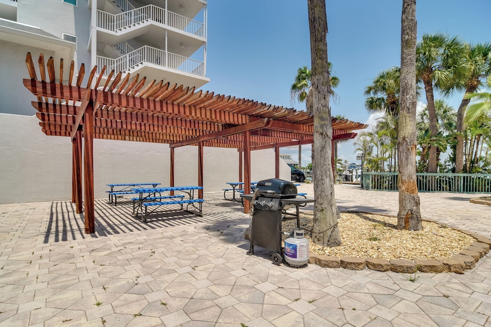 Walk to Clearwater Beach: Dockside Condo