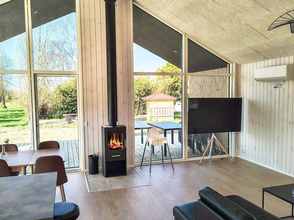 5 Star Holiday Home in Humble