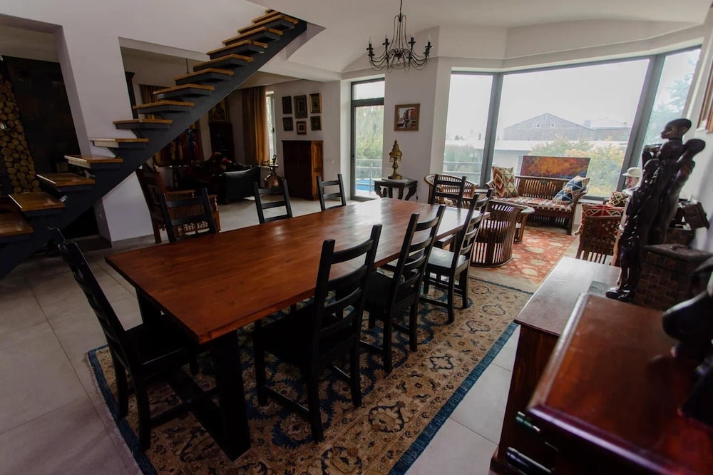 4 Bed Villa Estate Sleeps 7 - Pool, Garden, Sauna