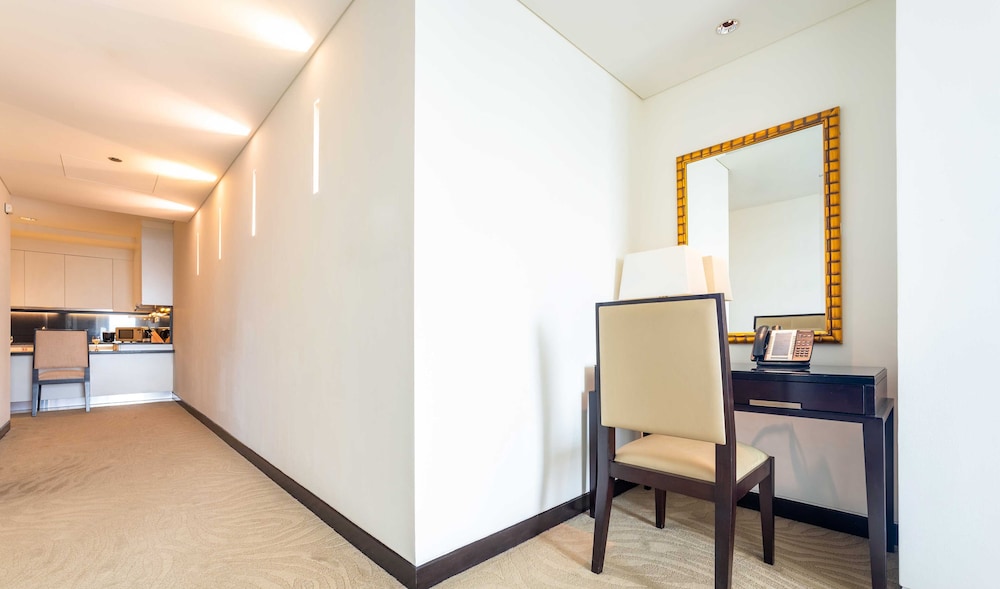 LUX | The JW Marina Suite