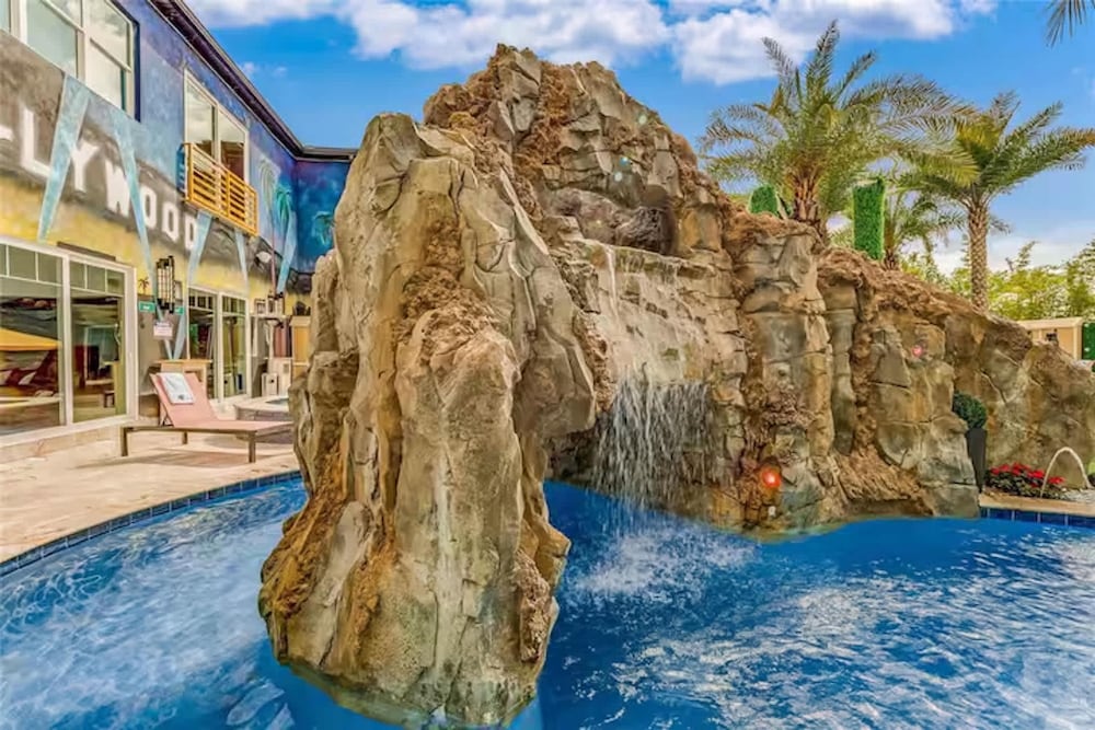 Ultimate Hollywood Themed Mansion for Big Groups