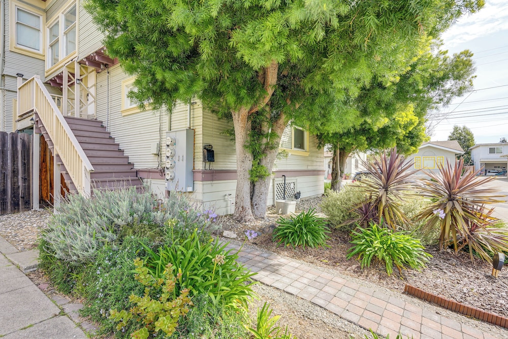 8 Mi to Bay Bridge: Couple's Getaway w/ Mtn Views!