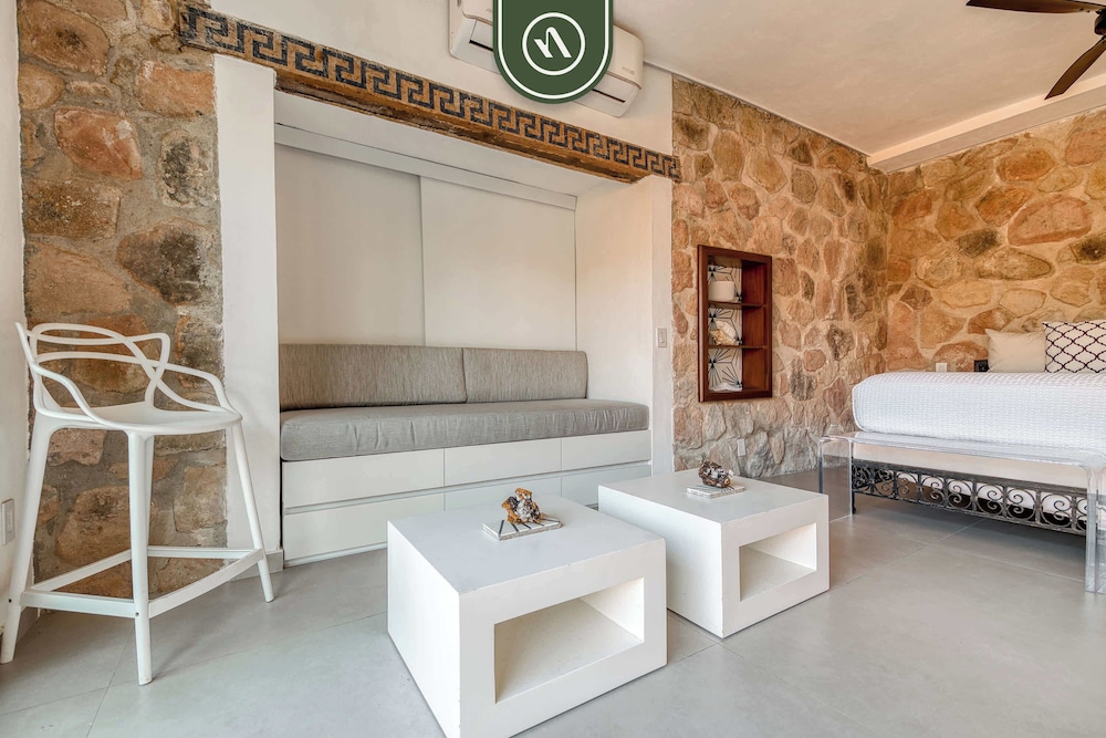 1 BR Mountain Retreat - 5 min to Beach - Pool