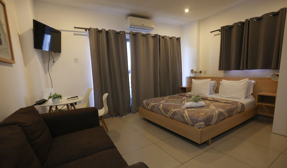 Gallery Luxury Suites by Cozy