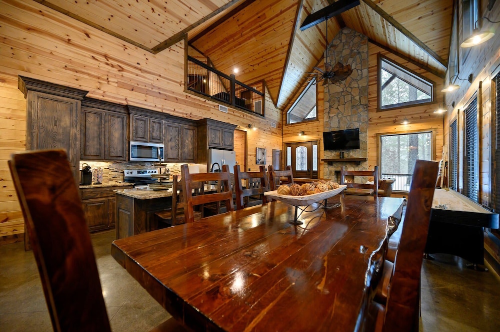 Cabin Vibe - Bunkroom - 3 King - Firepit - Shuffleboard