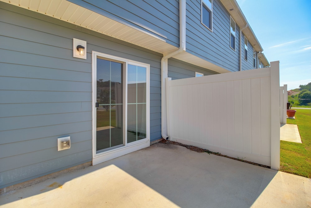 Modern Townhome w/ Patio 7 Mi to Dtwn Cartersville