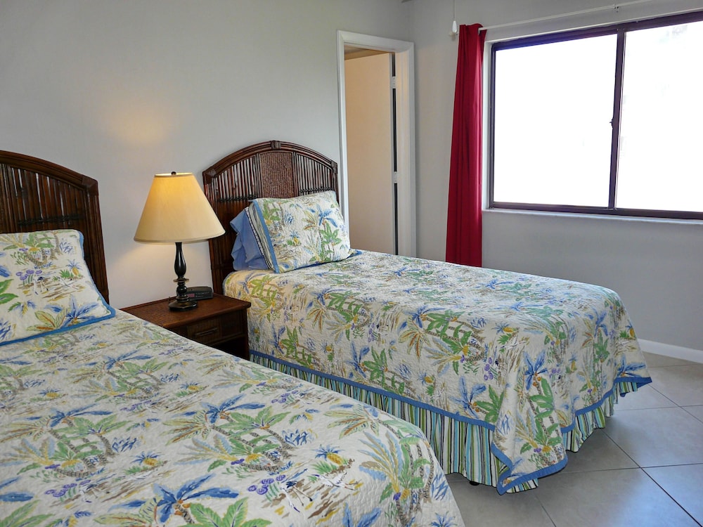 Inviting Beachfront Condo With Pool, spa and Views view 4
