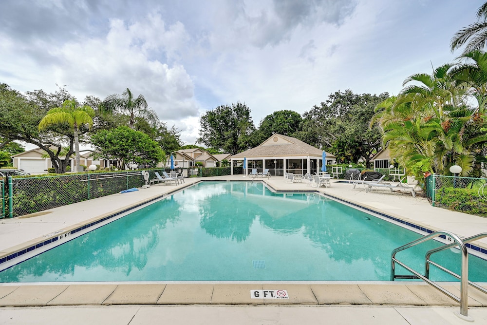 Extended Stay in Estero: Townhome w/ Lake Views!