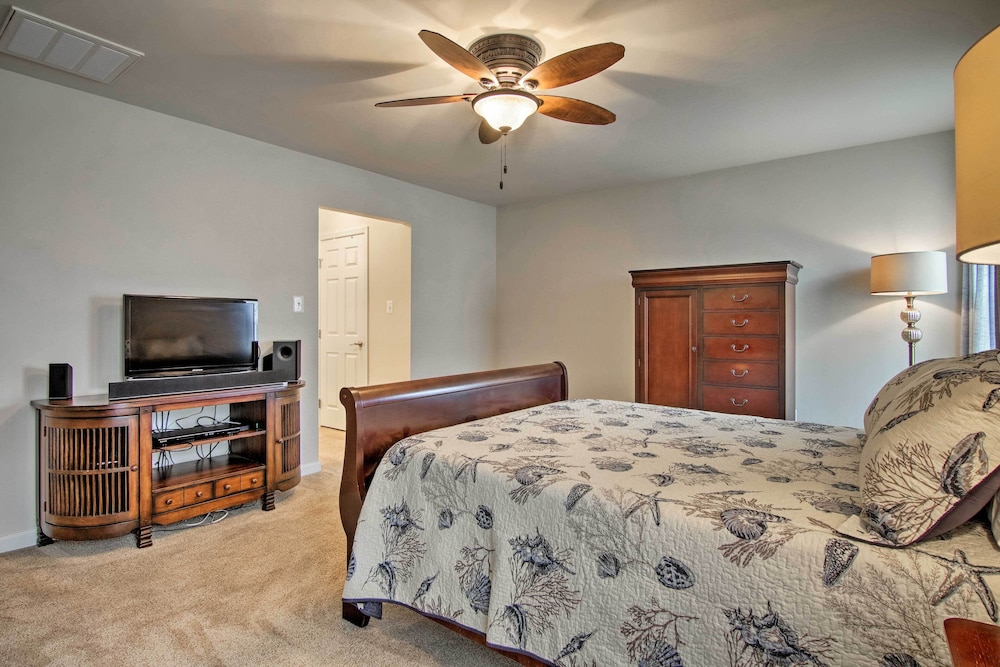 Great for Groups: Bayside Resort Home w/ Patio